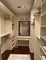 Stylish 4BR Oasis Peaceful Mississauga Location