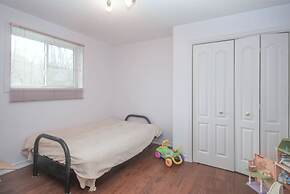 Cozy 4BR Retreat in Quinte West BBQ Backyard