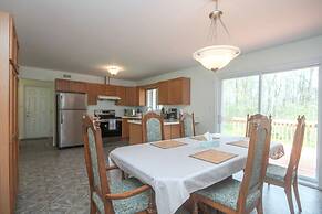 Cozy 4BR Retreat in Quinte West BBQ Backyard