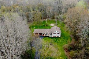 Cozy 4BR Retreat in Quinte West BBQ Backyard