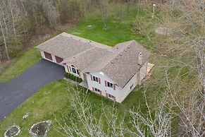 Cozy 4BR Retreat in Quinte West BBQ Backyard