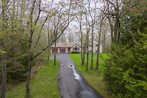 Cozy 4BR Retreat in Quinte West BBQ Backyard