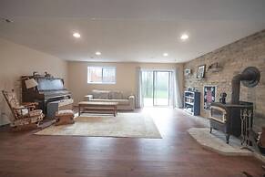 Cozy 4BR Retreat in Quinte West BBQ Backyard
