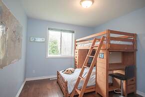 Cozy 4BR Retreat in Quinte West BBQ Backyard