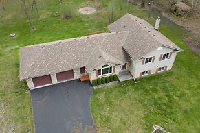 Cozy 4BR Retreat in Quinte West BBQ Backyard