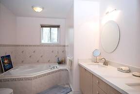 Cozy 4BR Retreat in Quinte West BBQ Backyard