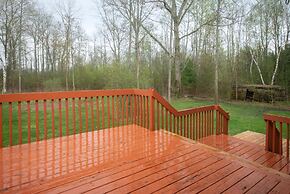 Cozy 4BR Retreat in Quinte West BBQ Backyard