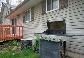 Cozy 4BR Retreat in Quinte West BBQ Backyard