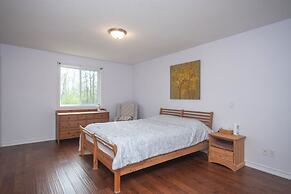 Cozy 4BR Retreat in Quinte West BBQ Backyard