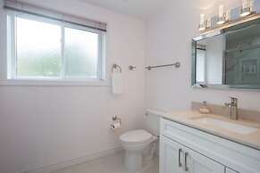 Cozy 4BR Retreat in Quinte West BBQ Backyard