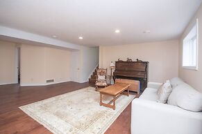 Cozy 4BR Retreat in Quinte West BBQ Backyard