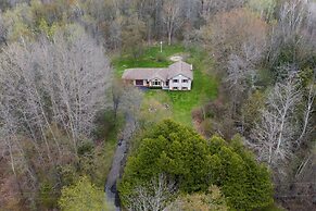 Cozy 4BR Retreat in Quinte West BBQ Backyard