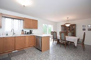Cozy 4BR Retreat in Quinte West BBQ Backyard