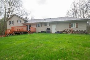 Cozy 4BR Retreat in Quinte West BBQ Backyard