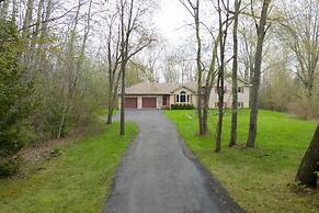 Cozy 4BR Retreat in Quinte West BBQ Backyard