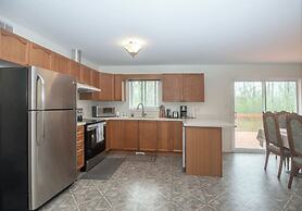 Cozy 4BR Retreat in Quinte West BBQ Backyard