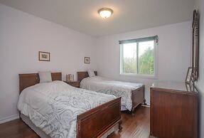 Cozy 4BR Retreat in Quinte West BBQ Backyard