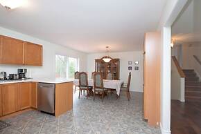 Cozy 4BR Retreat in Quinte West BBQ Backyard