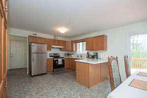 Cozy 4BR Retreat in Quinte West BBQ Backyard