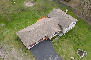 Cozy 4BR Retreat in Quinte West BBQ Backyard