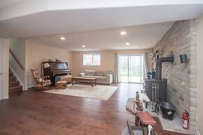 Cozy 4BR Retreat in Quinte West BBQ Backyard