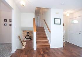 Cozy 4BR Retreat in Quinte West BBQ Backyard