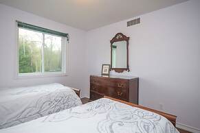 Cozy 4BR Retreat in Quinte West BBQ Backyard