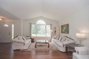 Cozy 4BR Retreat in Quinte West BBQ Backyard
