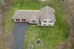Cozy 4BR Retreat in Quinte West BBQ Backyard