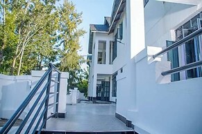 The LOCH Hotel Bondo