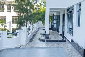 The LOCH Hotel Bondo