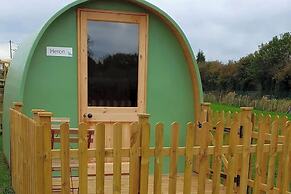 Green Dragon and Kitchen Pod - Sleeps 2 & Parking