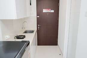 Homey Studio Apartment with Pool View at Springwood Residence