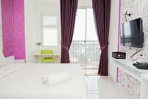 Homey Studio Apartment with Pool View at Springwood Residence