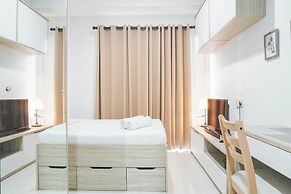 Cozy Studio Apartment with Super Single Bed at Springwood Residence