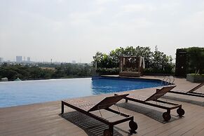 Elegant and Relaxing Studio Apartment at Springwood Residence