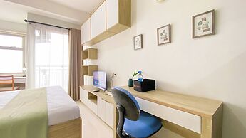 Modern Look and Restful Studio Apartment Springwood Residence Tangeran