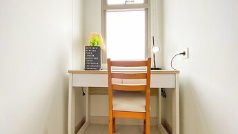 Modern Look and Restful Studio Apartment Springwood Residence Tangeran