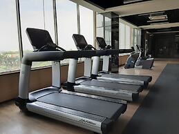 Modern Look and Restful Studio Apartment Springwood Residence Tangeran