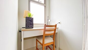 Modern Look and Restful Studio Apartment Springwood Residence Tangeran