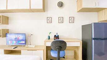 Modern Look and Restful Studio Apartment Springwood Residence Tangeran