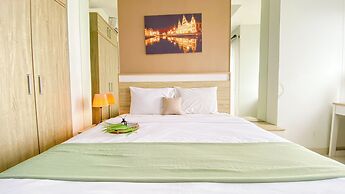 Modern Look and Restful Studio Apartment Springwood Residence Tangeran