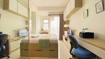Modern Look and Restful Studio Apartment Springwood Residence Tangeran