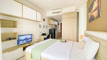 Modern Look and Restful Studio Apartment Springwood Residence Tangeran