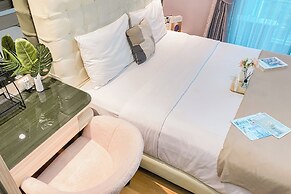 Spacious Studio Apartment at Capitol Suites