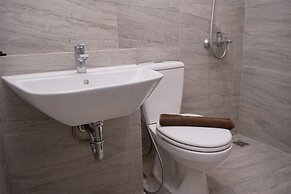 Good Deal and Comfy Studio at Collins Boulevard Apartment