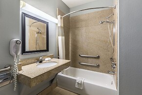 Platinum Inn & Suites Webster