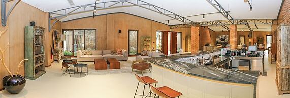 Mumba Lodge by Flow