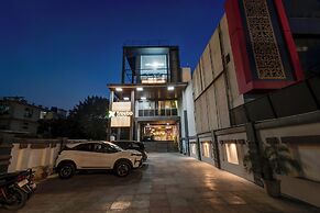 Treebo Riddhi Paradise - 15 mins from Airport