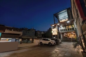 Treebo Riddhi Paradise - 15 mins from Airport